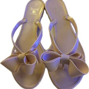 Dizzy jelly sandals size 8; beige NWOT